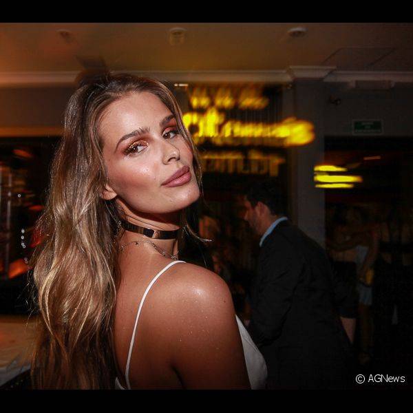 A atriz e modelo Yasmin Brunet apostou numa make de bonita com sombra bronze intensa, blush cintilante e pele ultra bronzeada num evento em São Paulo